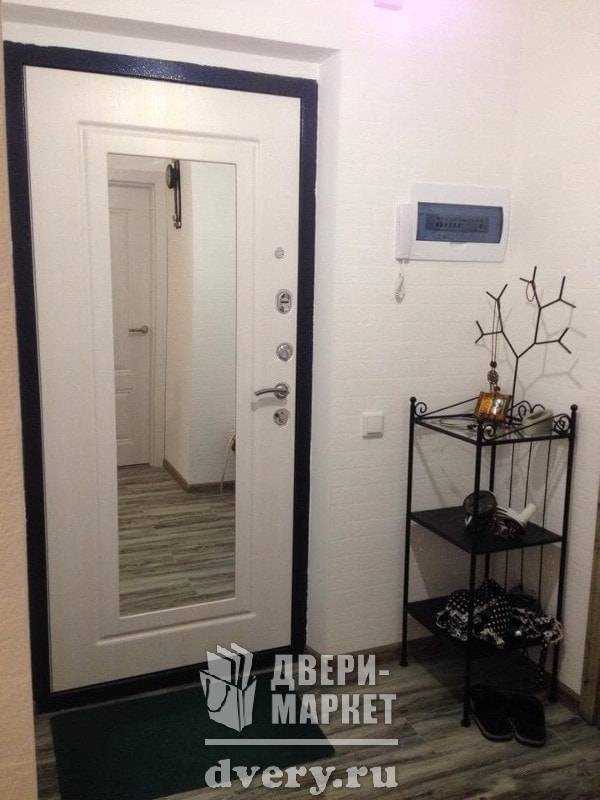 Выбор и установка входных дверей с зеркалами