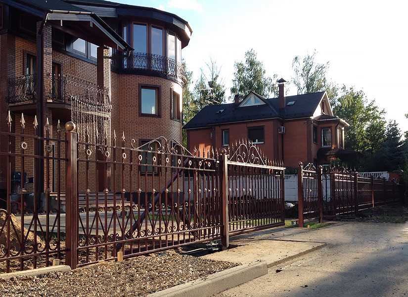 Как выбрать кованый забор под свой стиль