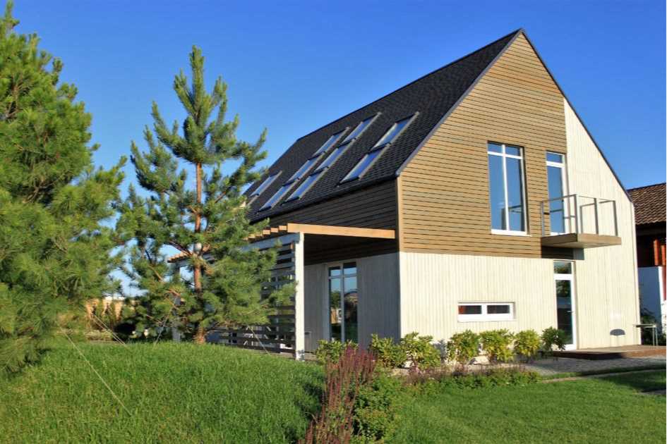 Разнообразие стилей крыш для загородных коттеджей