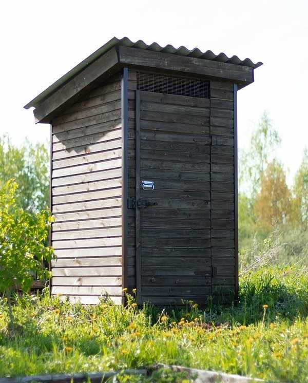Запахи из туалета на даче: как избежать неприятных ситуаций?