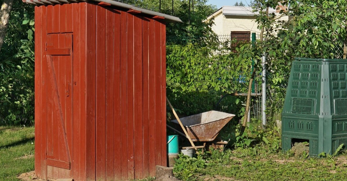 Как избавиться от запаха в дачном туалете с помощью простых средств?