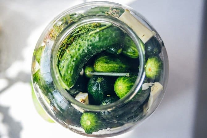 Нарушение сроков хранения закатанных огурцов